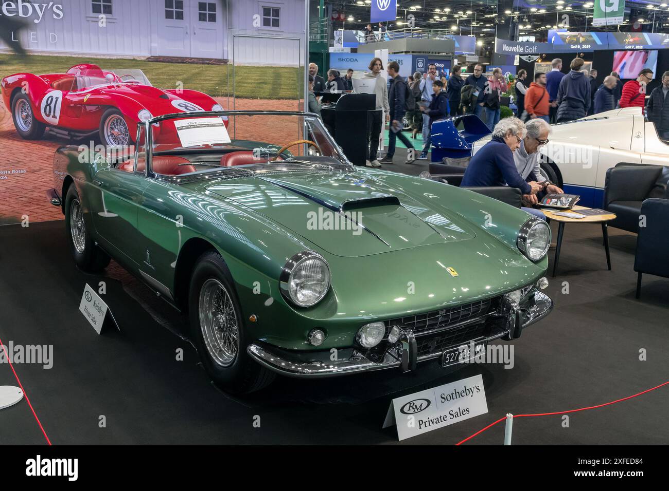 Paris, Frankreich - Rétromobile 2024. Sehen Sie ein grünes 1960 Ferrari 400 Superamerica SWB Cabriolet von Pinin Farina. Fahrgestellnr 1945 SA Stockfoto