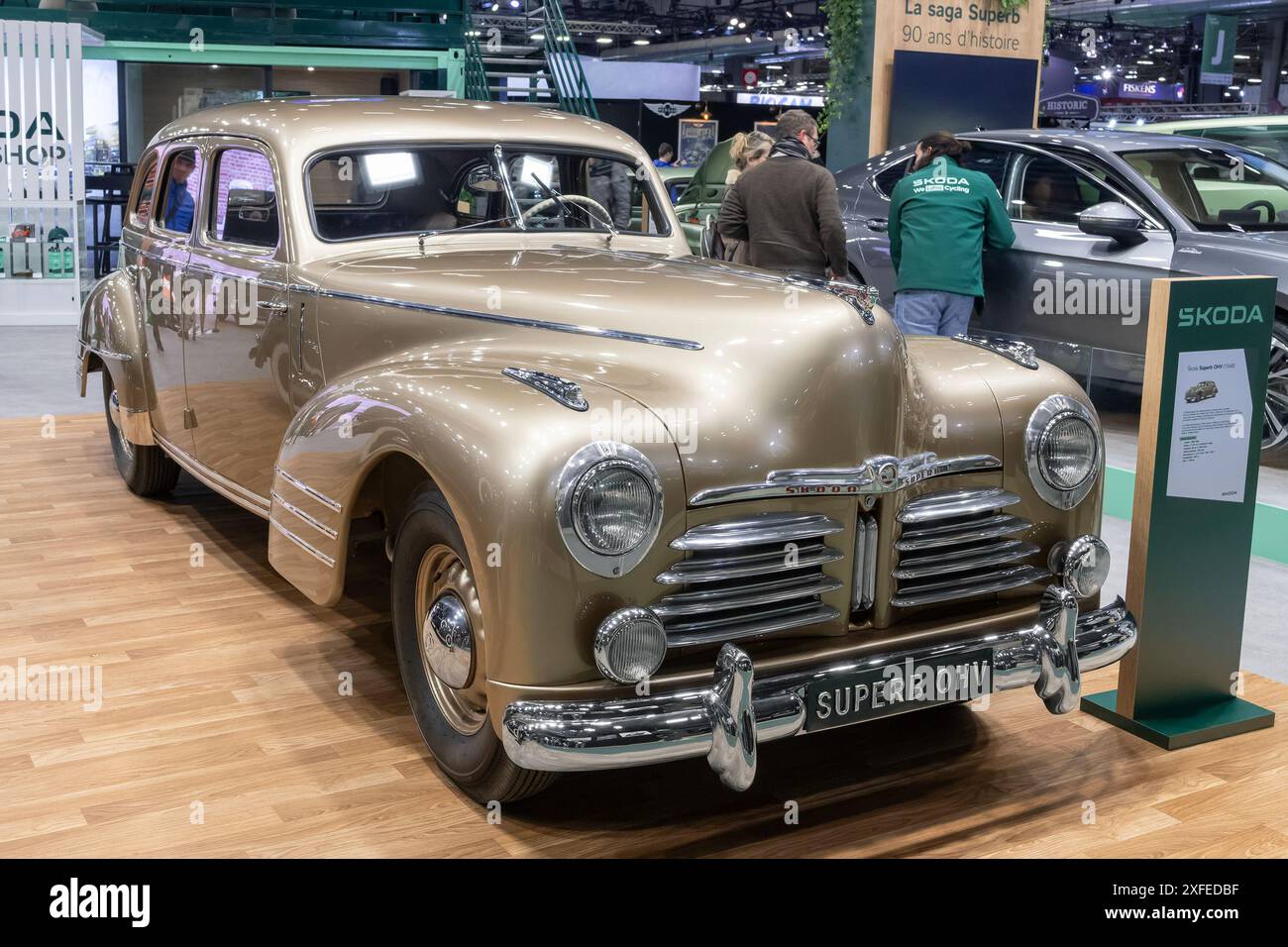 Paris, Frankreich - Rétromobile 2024. Blick auf ein beigefarbenes 1948 Škoda hervorragendes OHV. Stockfoto