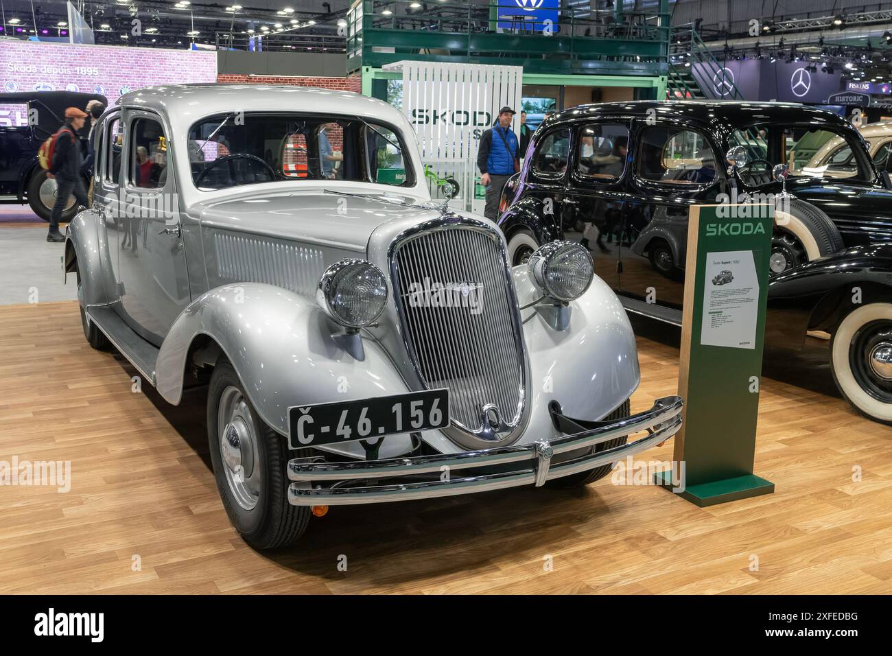 Paris, Frankreich - Rétromobile 2024. Blick auf eine graue 1936 Škoda Pracht. Stockfoto