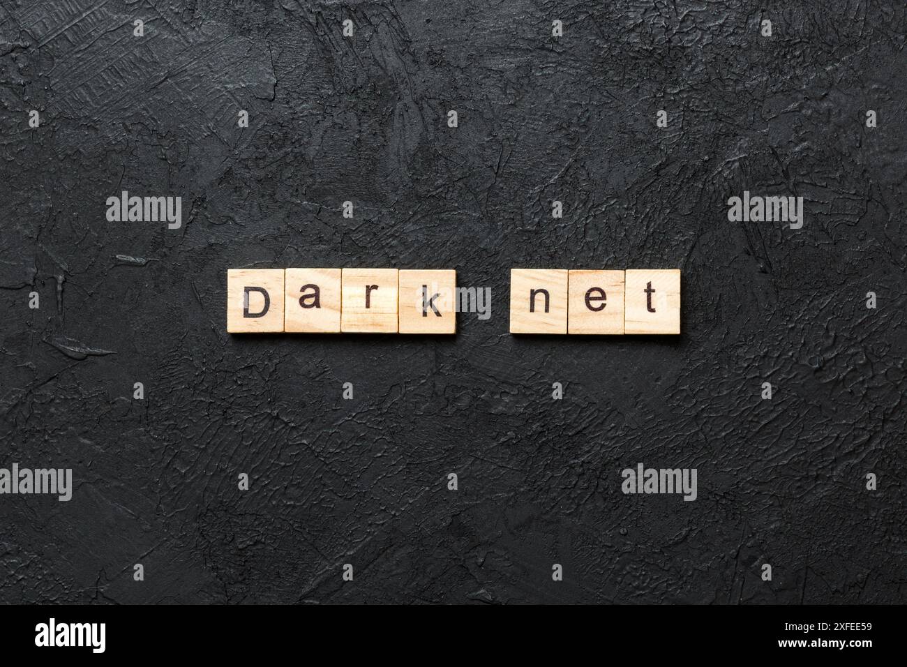 Dunkles Netzwort auf Holzblock geschrieben. Dunkles Netztext auf Zementtisch für Ihren Entwurf, Konzept. Stockfoto