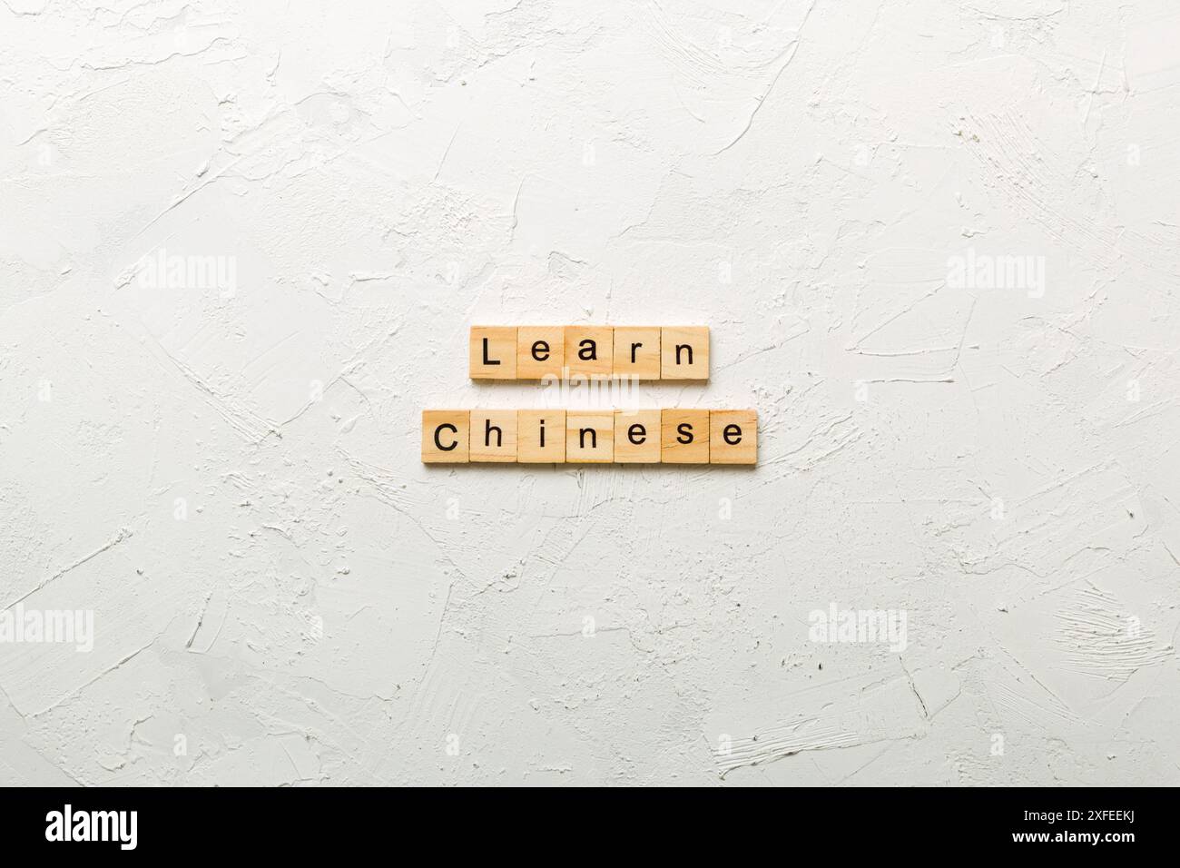 Chinesische Wort erfahren Sie auf Holz Block geschrieben. Chinesischen Text in Tabelle erfahren Sie, Konzept. Stockfoto