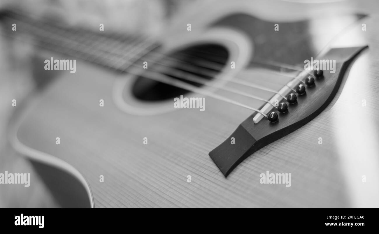 Nahaufnahme der Brücke mit Gitarrensaiten Stockfoto