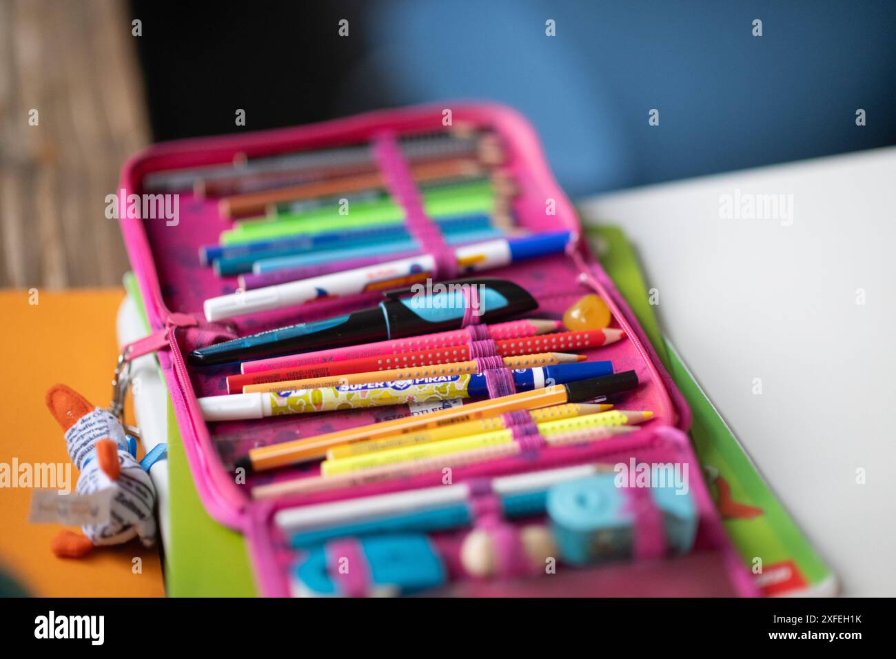 Neckartailfingen, Deutschland. Juni 2024. Ein Bleistiftetui liegt im Klassenzimmer während einer vierten Klasse an einer Grundschule. Hinweis: Marijan Murat/dpa - ACHTUNG: Nur für redaktionelle Zwecke und nur mit vollständigem Verweis auf die oben genannten Credit/dpa/Alamy Live News Stockfoto