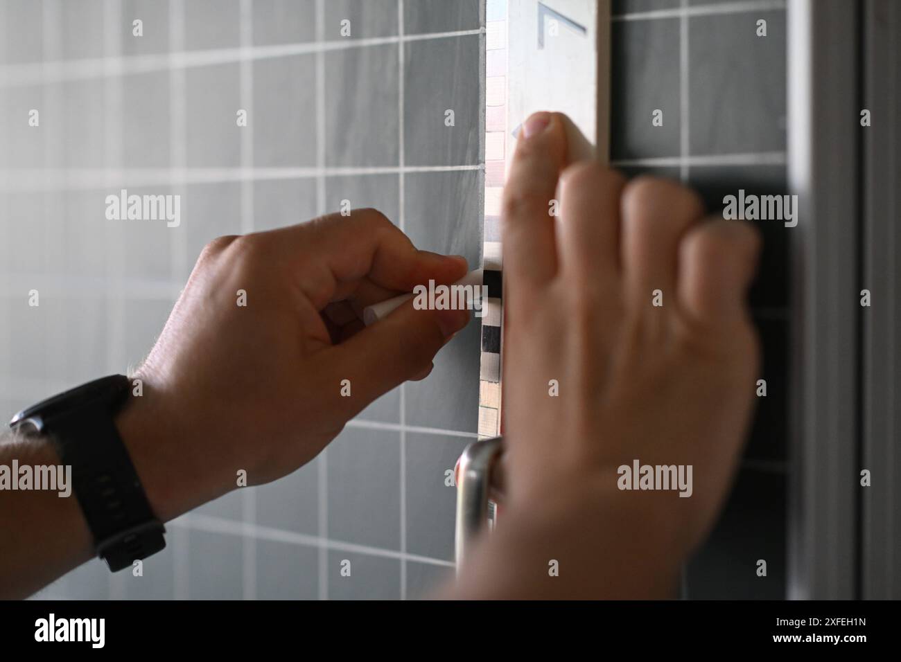 Neckartailfingen, Deutschland. Juni 2024. Ein Lehrer hält in einer vierten Klasse an einer Grundschule ein Lineal an eine Tafel und macht eine Notiz auf dem Brett. Hinweis: Marijan Murat/dpa - ACHTUNG: Nur für redaktionelle Zwecke und nur mit vollständigem Verweis auf die oben genannten Credit/dpa/Alamy Live News Stockfoto