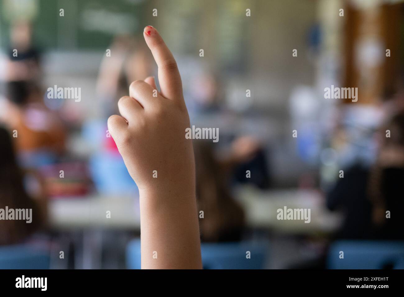 Neckartailfingen, Deutschland. Juni 2024. Schüler in der vierten Klasse einer Grundschule nehmen an einer Unterrichtsstunde Teil, berichtet ein Schüler. Hinweis: Marijan Murat/dpa - ACHTUNG: Nur für redaktionelle Zwecke und nur mit vollständigem Verweis auf die oben genannten Credit/dpa/Alamy Live News Stockfoto