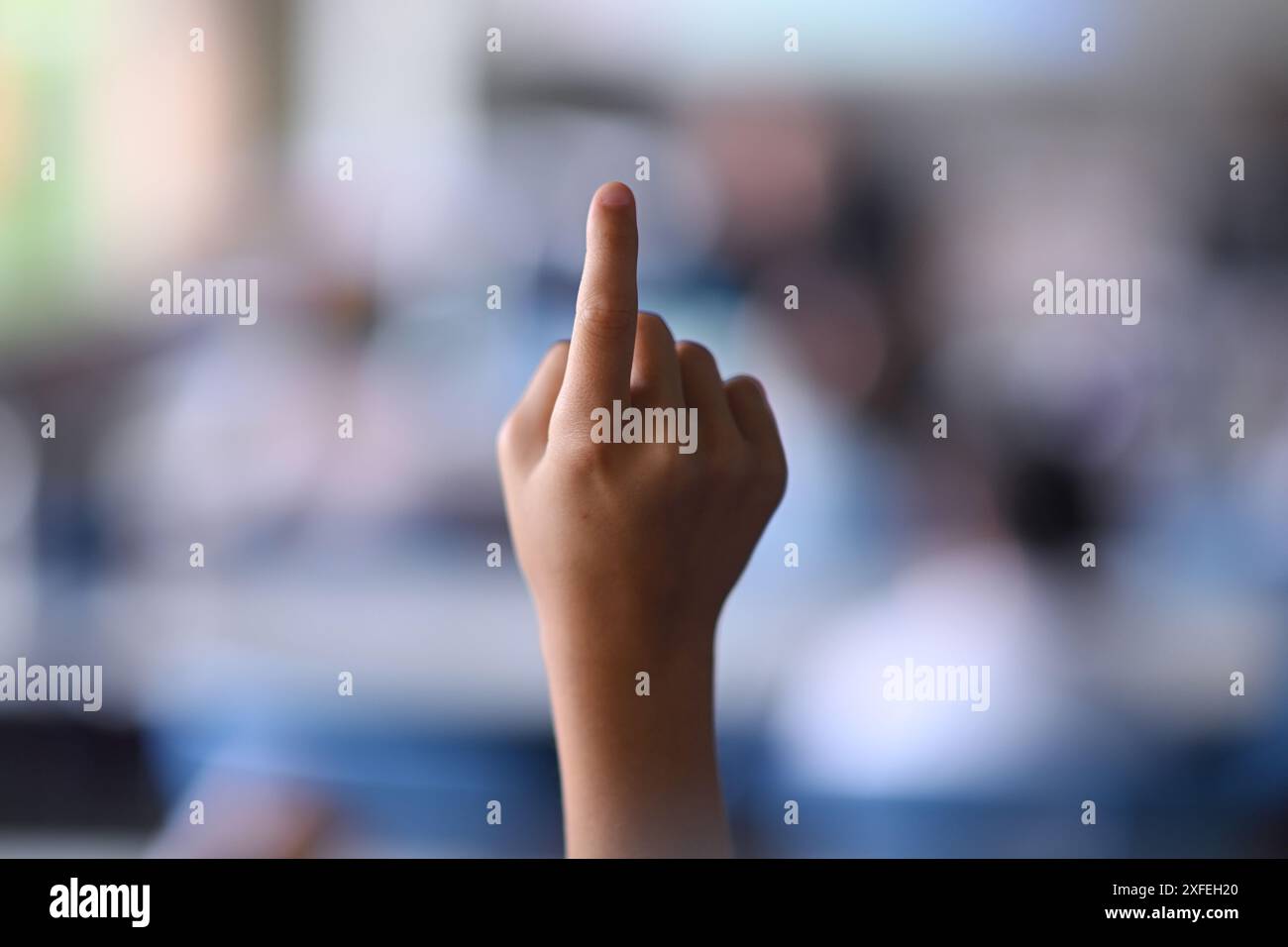 Neckartailfingen, Deutschland. Juni 2024. Schüler in der vierten Klasse einer Grundschule nehmen an einer Unterrichtsstunde Teil, berichtet ein Schüler. Hinweis: Marijan Murat/dpa - ACHTUNG: Nur für redaktionelle Zwecke und nur mit vollständigem Verweis auf die oben genannten Credit/dpa/Alamy Live News Stockfoto