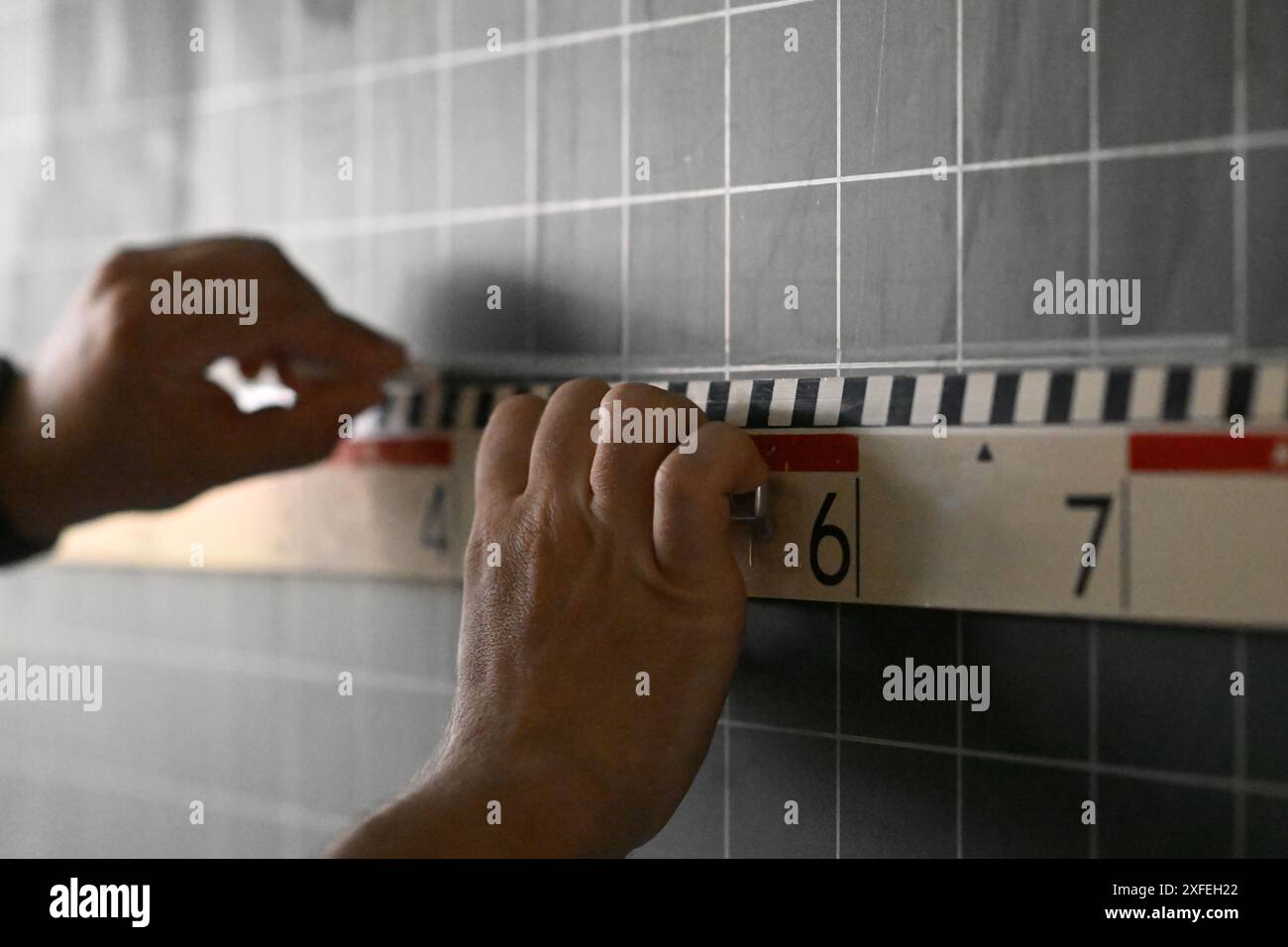 Neckartailfingen, Deutschland. Juni 2024. Ein Lehrer hält in einer vierten Klasse an einer Grundschule ein Lineal an eine Tafel und macht eine Notiz auf dem Brett. Hinweis: Marijan Murat/dpa - ACHTUNG: Nur für redaktionelle Zwecke und nur mit vollständigem Verweis auf die oben genannten Credit/dpa/Alamy Live News Stockfoto