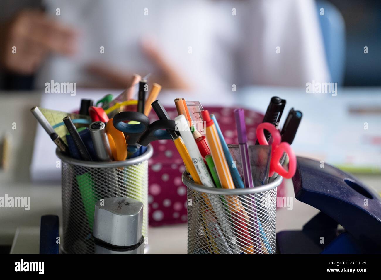 Neckartailfingen, Deutschland. Juni 2024. Bleistifttabletts im Klassenzimmer einer 4. Klasse. Hinweis: Marijan Murat/dpa - ACHTUNG: Nur für redaktionelle Zwecke und nur mit vollständigem Verweis auf die oben genannten Credit/dpa/Alamy Live News Stockfoto