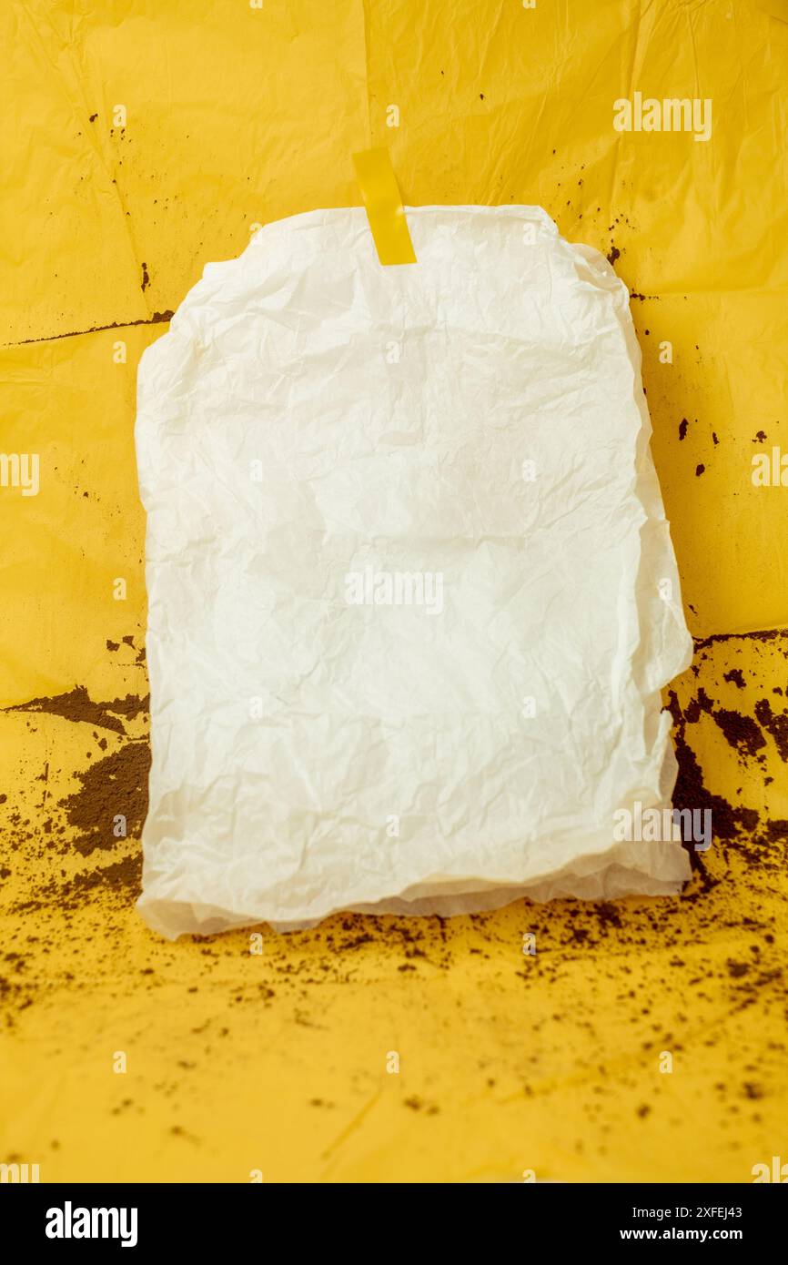 Rechteckiges weißes Papier auf gelbem Hintergrund Stockfoto