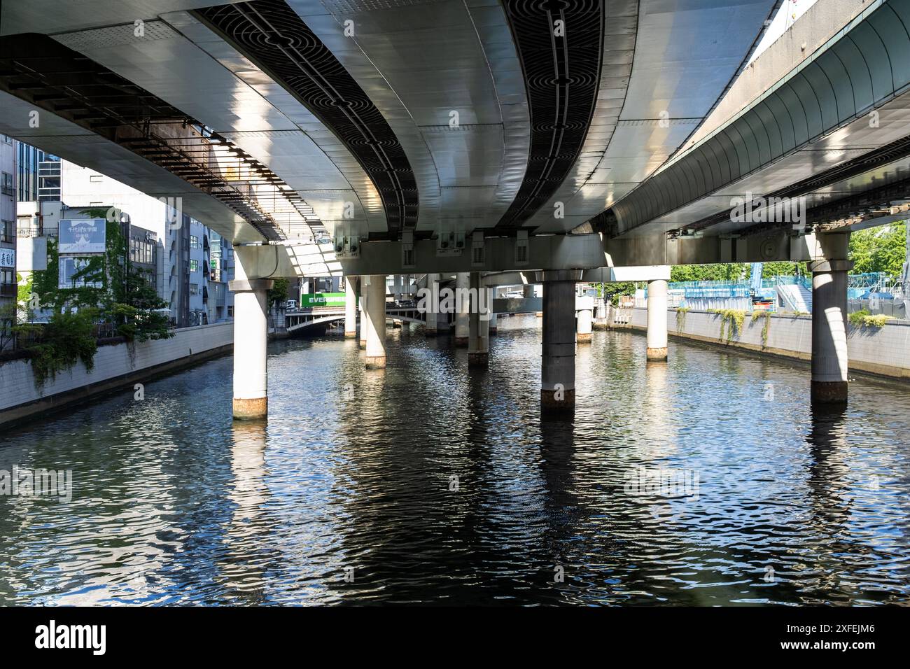 Der Expressway unterstützt den Fluss in Nihonbashi Tokio Japan Stockfoto