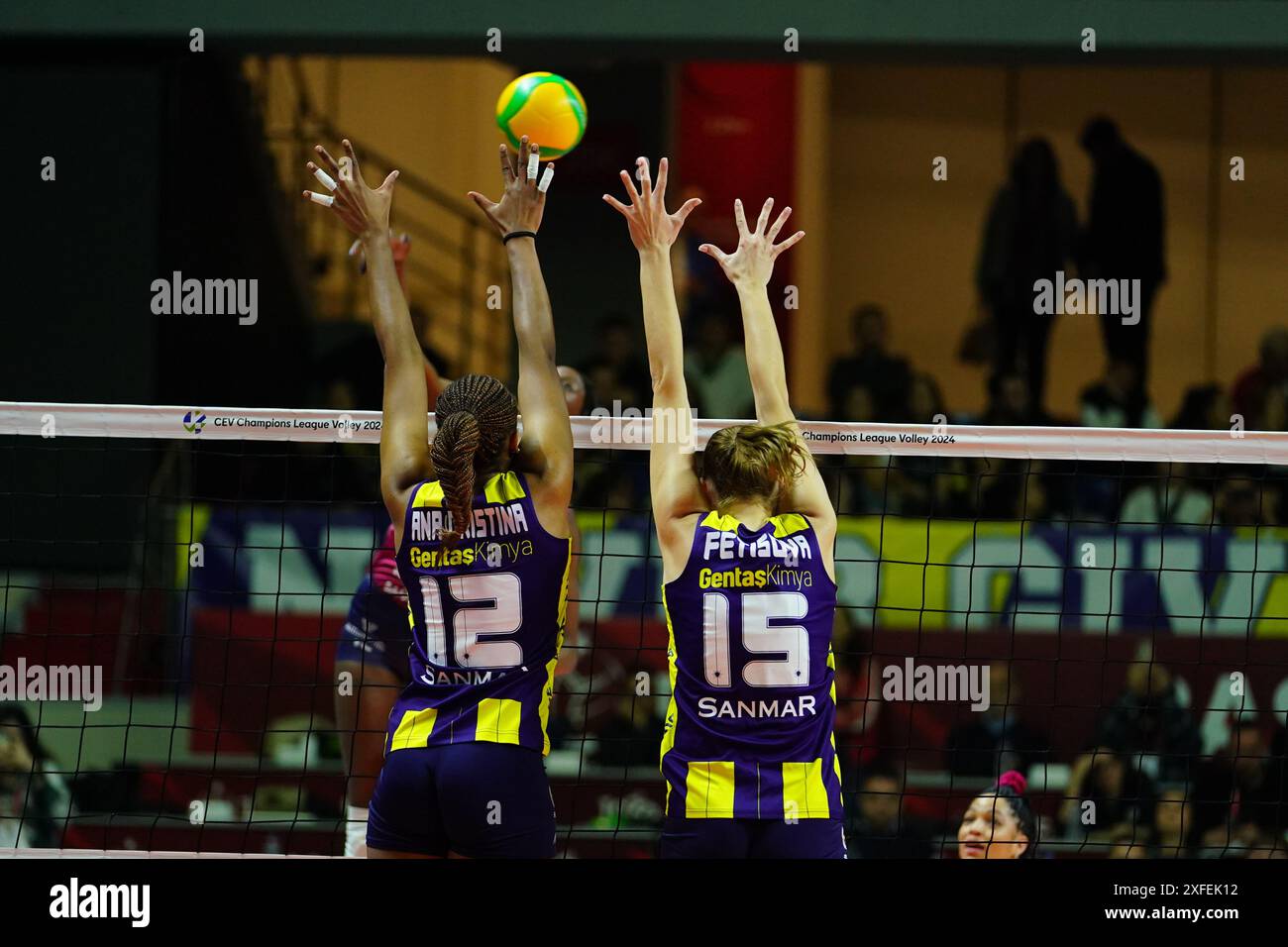 ISTANBUL, TURKIYE - 19. MÄRZ 2024: ANA Cristina Souza und Irina Fetisova in Aktion während Fenerbahce Opet gegen Vero Volley Milano CEV Champions League Stockfoto