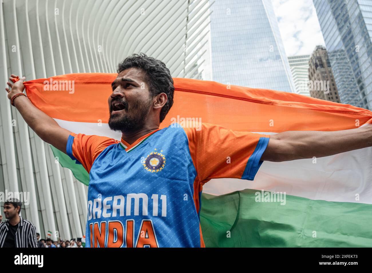 Manhattan, Usa. Juni 2024. Der Unterstützer des India National Cricket Teams sieht sich das letzte Cricket-Spiel der ICC Männer T20 World Cup zwischen Indien und Südafrika auf der North Oculus Plaza in New York City an. Quelle: SOPA Images Limited/Alamy Live News Stockfoto