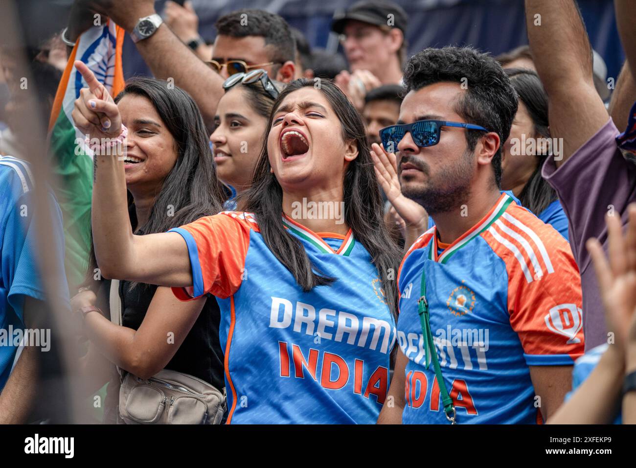 Manhattan, Usa. Juni 2024. Die Fans des India National Cricket Teams jubeln beim letzten Cricket-Spiel der ICC Männer T20 World Cup zwischen Indien und Südafrika auf der North Oculus Plaza in New York City an. (Foto: Derek French/SOPA Images/SIPA USA) Credit: SIPA USA/Alamy Live News Stockfoto