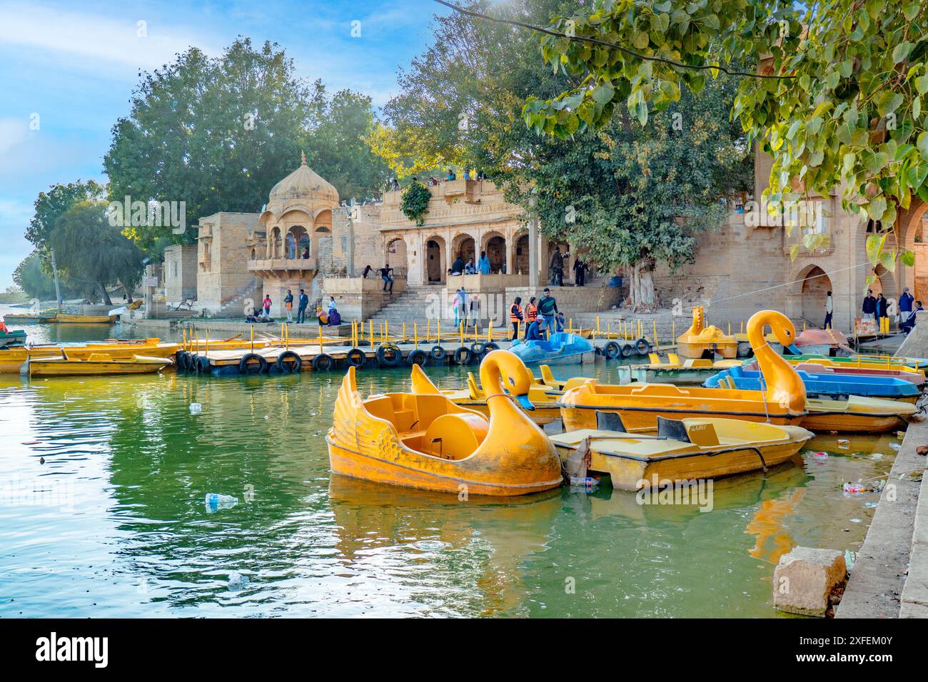 Jaisalmer, Indien - 12. Februar 2024: Boote für indische Touristen wie ein Schwan am Gadisar See und am Gadisar Tempel in Jaisalmer, Indien Stockfoto