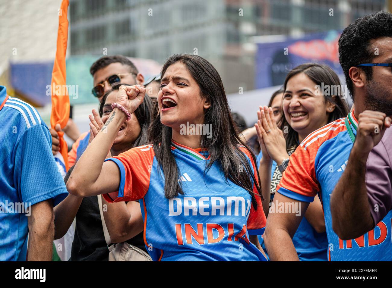 Manhattan, USA. Juni 2024. Die Fans des India National Cricket Teams jubeln beim letzten Cricket-Spiel der ICC Männer T20 World Cup zwischen Indien und Südafrika auf der North Oculus Plaza in New York City an. (Credit Image: © Derek French/SOPA Images via ZUMA Press Wire) NUR REDAKTIONELLE VERWENDUNG! Nicht für kommerzielle ZWECKE! Stockfoto