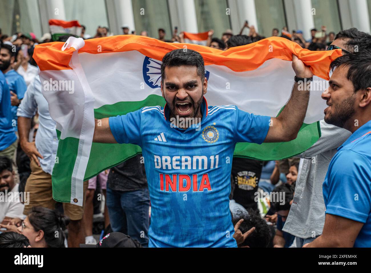 Manhattan, USA. Juni 2024. Fans des India National Cricket Teams sehen sich das letzte Cricket-Spiel der ICC Männer T20 World Cup zwischen Indien und Südafrika auf der North Oculus Plaza in New York City an. (Credit Image: © Derek French/SOPA Images via ZUMA Press Wire) NUR REDAKTIONELLE VERWENDUNG! Nicht für kommerzielle ZWECKE! Stockfoto