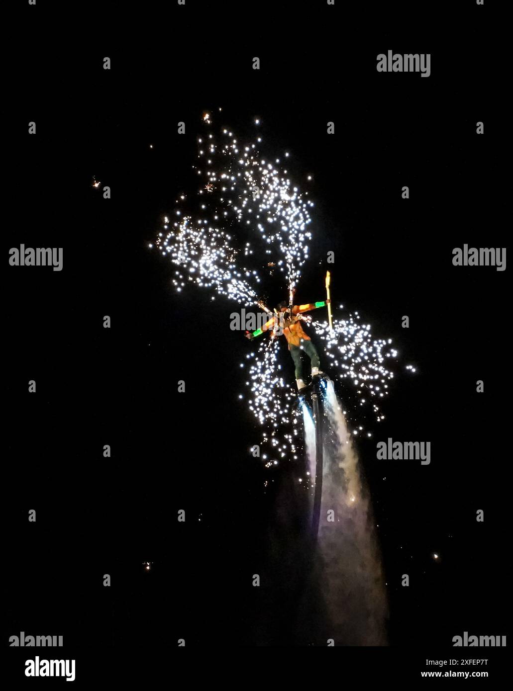 Madrid, Spanien. Juli 2024. Feuerwerk und Jet Packs beeindrucken die Besucher am ersten Abend des neuen Aquaman Nighttime Spectacular im Parque Warner in Spanien. Autor: Thomas Faull/Alamy Live News Stockfoto