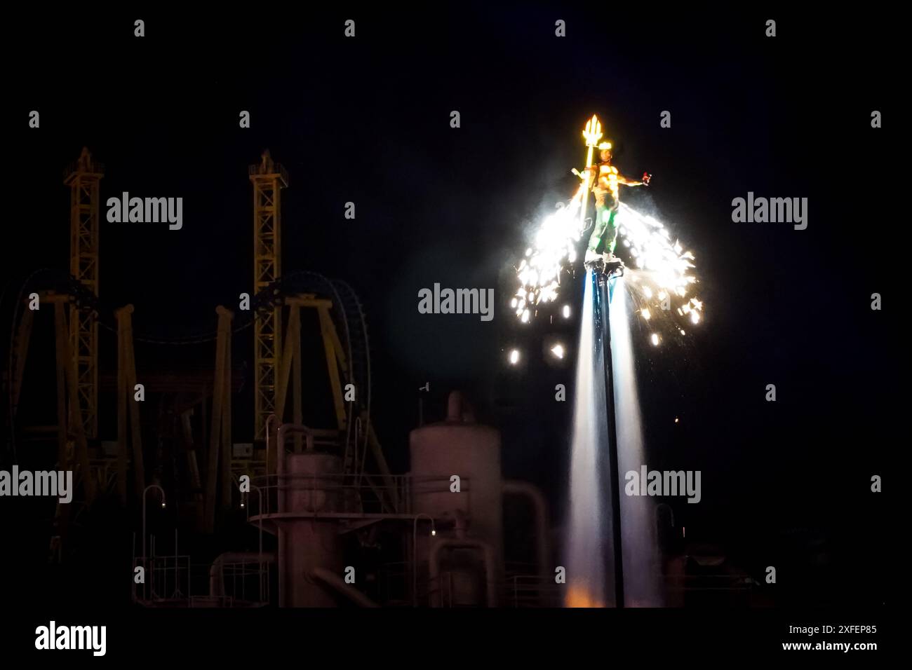 Madrid, Spanien. Juli 2024. Feuerwerk und Jet Packs beeindrucken die Besucher am ersten Abend des neuen Aquaman Nighttime Spectacular im Parque Warner in Spanien. Autor: Thomas Faull/Alamy Live News Stockfoto