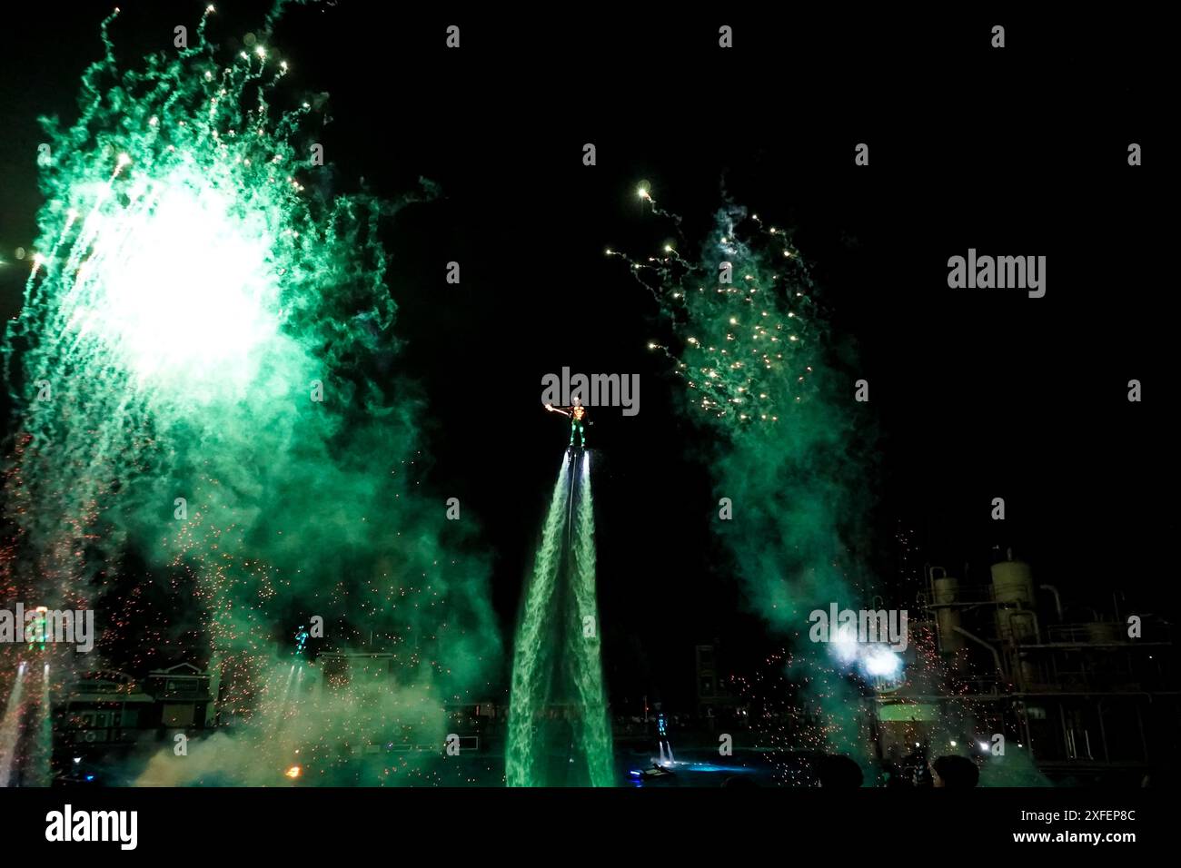 Madrid, Spanien. Juli 2024. Feuerwerk und Jet Packs beeindrucken die Besucher am ersten Abend des neuen Aquaman Nighttime Spectacular im Parque Warner in Spanien. Autor: Thomas Faull/Alamy Live News Stockfoto