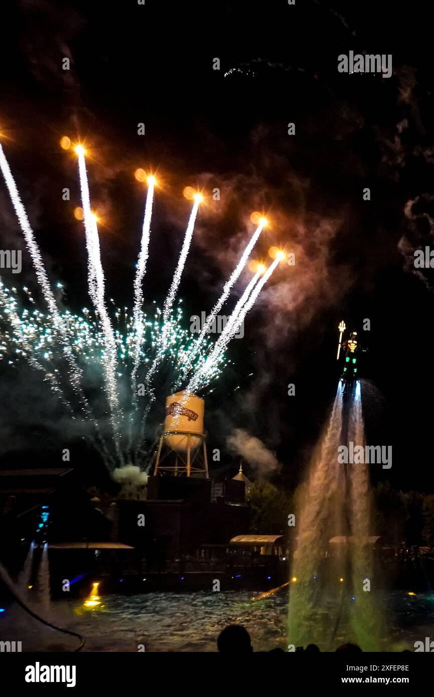 Madrid, Spanien. Juli 2024. Feuerwerk und Jet Packs beeindrucken die Besucher am ersten Abend des neuen Aquaman Nighttime Spectacular im Parque Warner in Spanien. Autor: Thomas Faull/Alamy Live News Stockfoto