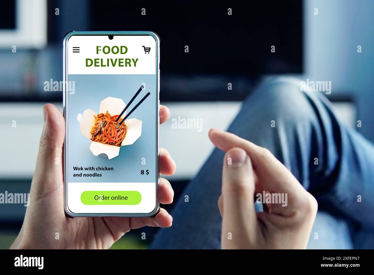 Bestellen und liefern Sie Lebensmittel online. Essen Sie vom Smartphone aus. Gerät auf blauem Hintergrund. Fast Food und schnelle Lieferung bei Online-Bestellungen Konzept. Bestellen Sie eine Mahlzeit Stockfoto