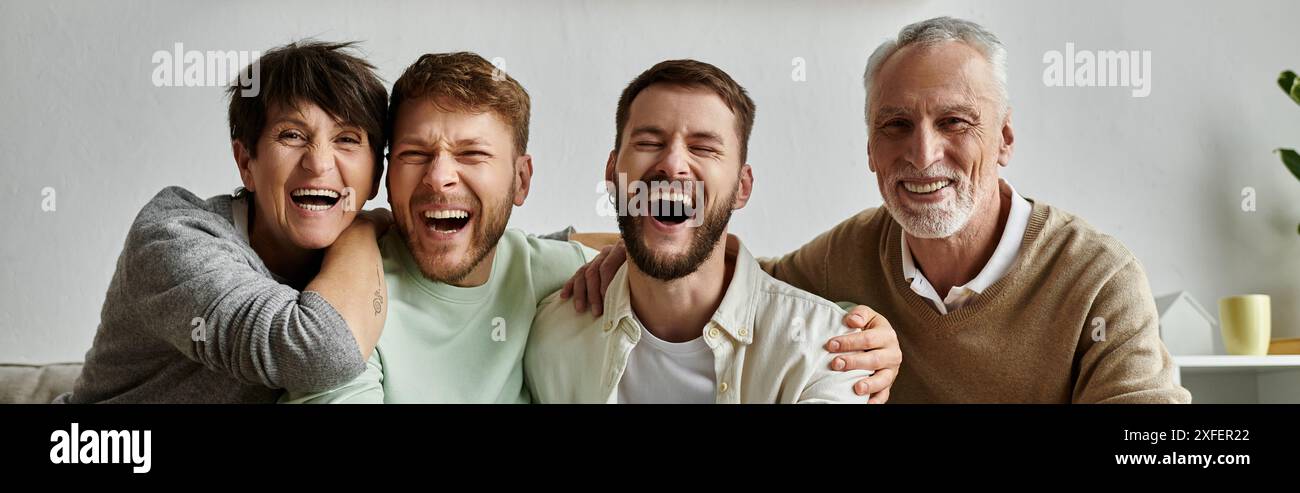 Ein schwules Paar teilt ein freudiges Lachen mit den Eltern und schafft eine herzerwärmende Szene der Liebe und Akzeptanz der Familie. Stockfoto