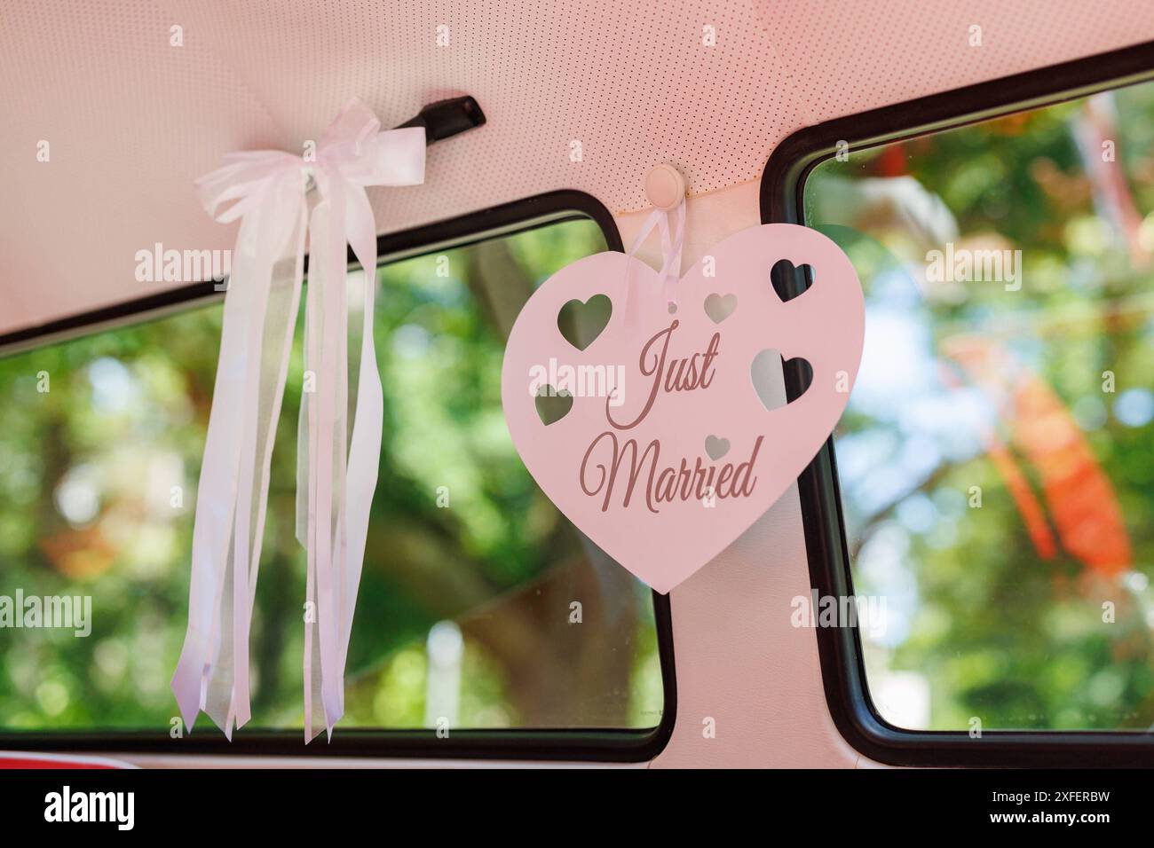 Symbolfoto: Bund der Ehe ein Herz im geschückten Hochzeitsauto mit dem Schriftzug Just Married Trauung Ehe Hochzeit Braut Braeutigam Standesamt Liebe Heiratszeremonie Bodenheim Rheinland-Pfalz Deutschland *** symbolisches Foto Ehe Ehe Ehe union Ein Herz in einem dekorierten Hochzeitsauto mit dem Schriftzug Just Married Hochzeitszeremonie Hochzeit Braut Standesamt Liebe Heiratszeremonie Bräutigam Standesamt Büro Liebe Trauung Bodenheim Rheinland-Pfalz Deutschland Copyright: xBEAUTIFULxSPORTS/Hahnex Stockfoto