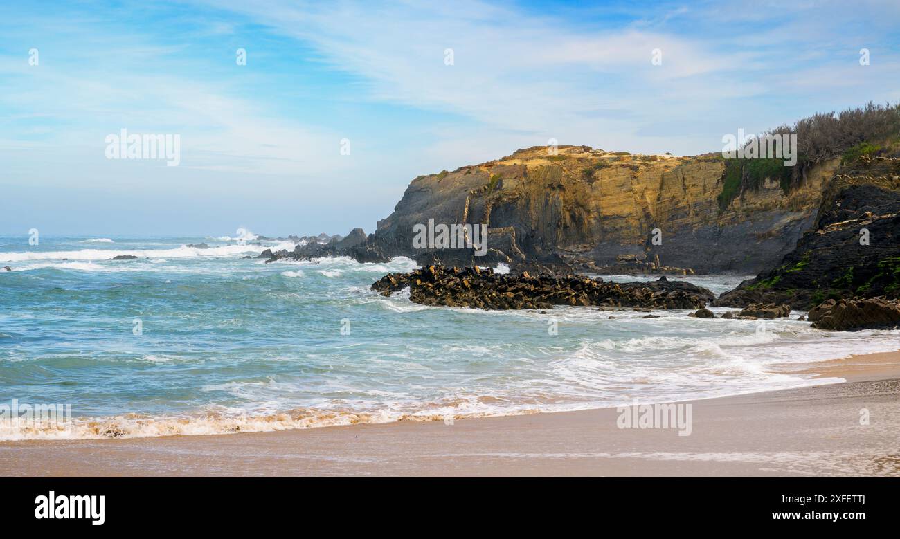 Felsige Klippen und Sandstrand in Alentejo, Portugal. Stockfoto