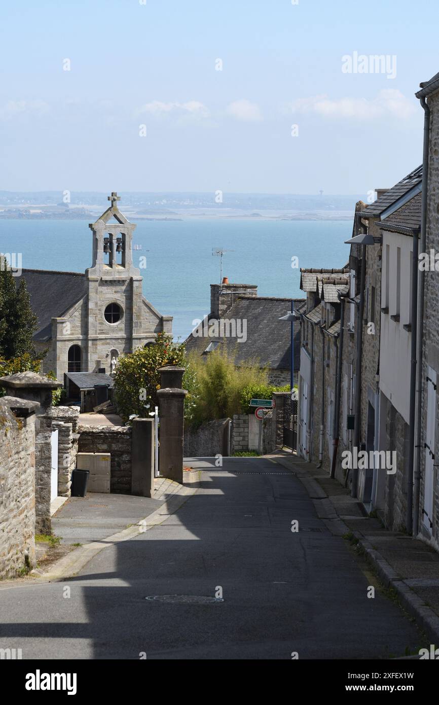 Kapelle Sainte-Blanche und bretonische Küstenlandschaft, Frankreich, Bretagne, Saint-Cast-le-Guildo Stockfoto