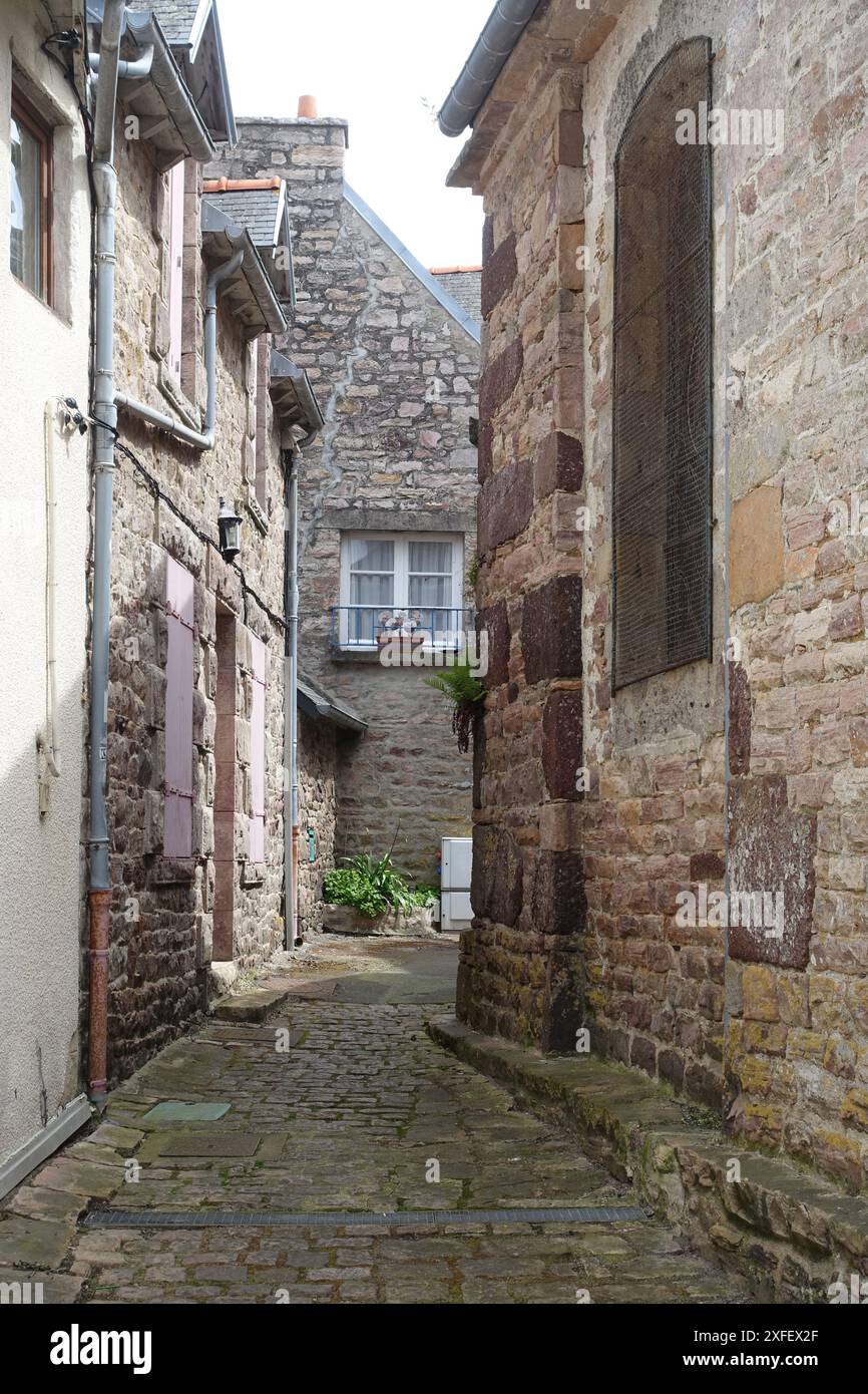 Enge Gasse in der Altstadt, Frankreich, Bretagne, Erquy Stockfoto
