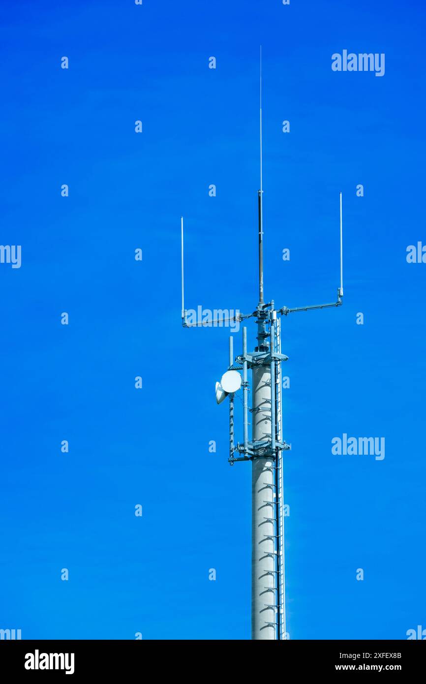 Handymast in der Nähe des Umspannwerks Avacon in Helmstedt, Deutschland, Niedersachsen, Helmstedt Stockfoto