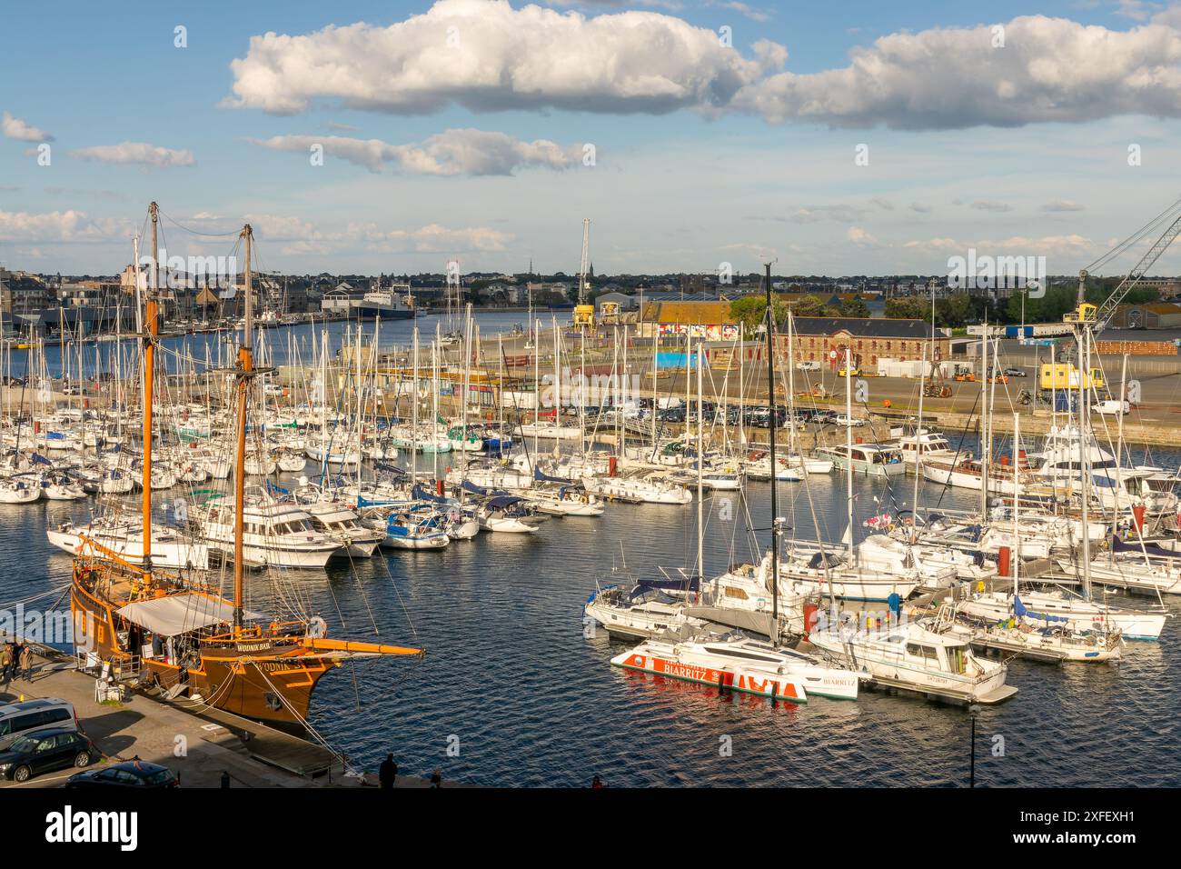 Segelboote im Yachthafen von St. Malo, Ille-et-Vilaine, Bretagne, Frankreich Stockfoto