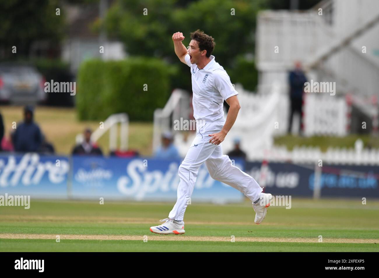 Beckenham, England. Juli 2024. John Turner von FCC Select XI feiert den Sieg über Kraigg Brathwaite am ersten Tag des Tourspiels zwischen dem First Class County Select XI und West Indies. Kyle Andrews/Alamy Live News Stockfoto