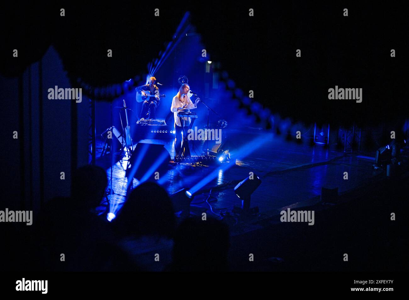 LVIV, UKRAINE - 1. JULI 2024 - die Leadsängerin und Songwriterin Iryna Shvaidak und der Gitarrist Ustym Pokhmurskyi treten während eines Konzerts der Indie-Band Odyn V Kanoe (allein in einem Kanu) im Solomiya Krushelnytska Lviv Nationalen Akademischen Opern- und Balletttheater Lviv, Westukraine, Lviv auf. Stockfoto