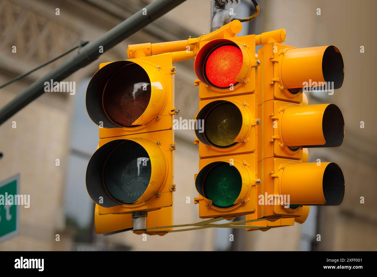 Berühmte amerikanische gelbe Ampeln, die an einer überdachten Gantry in New York City hängen. Stockfoto