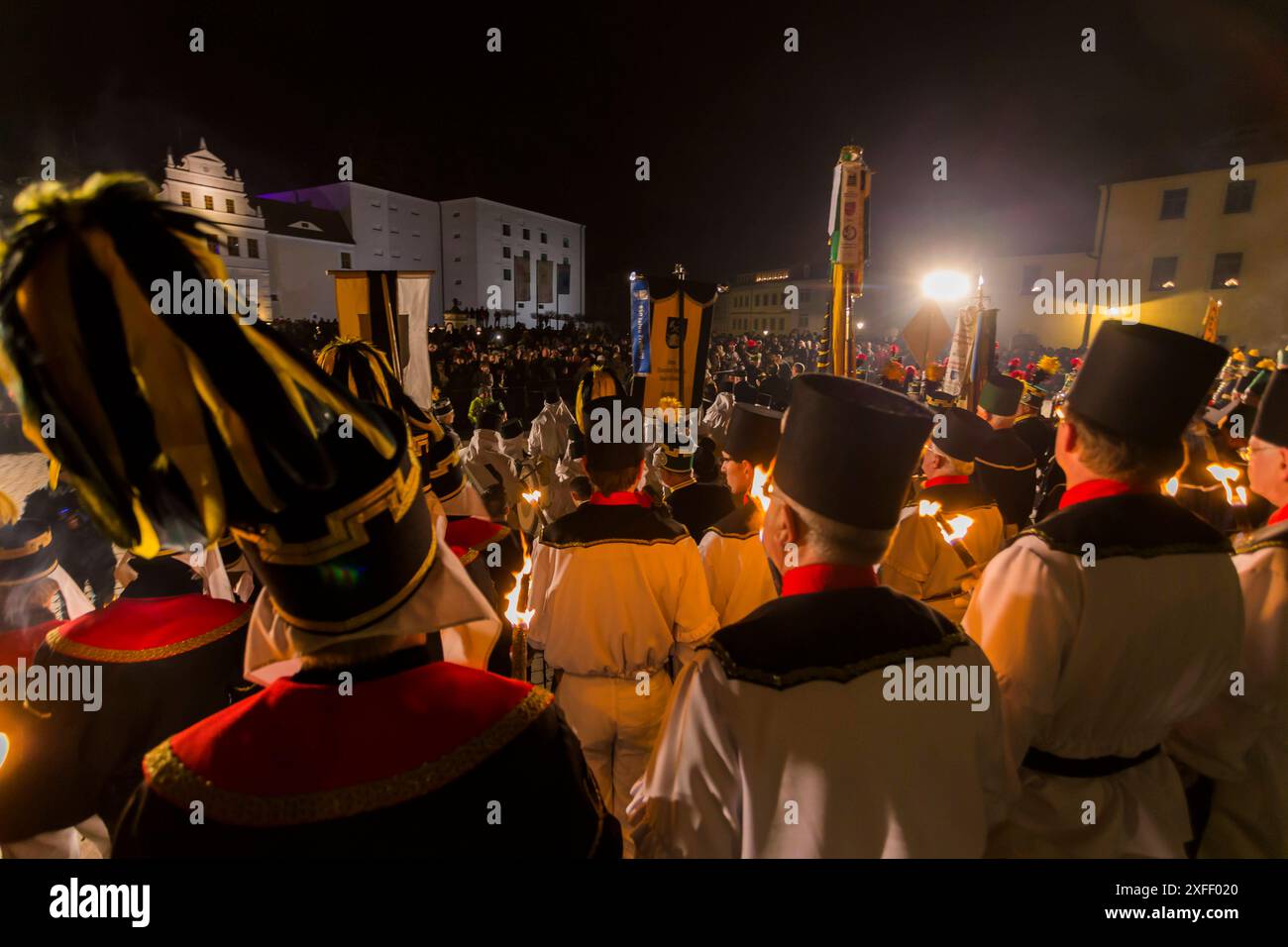 Bergparade in Freiberg Bergmännische Aufwartung auf dem Schlossplatz Traditionelle Berg- und Hüttenparade in Freiberg. Hunderte Bergmänner der verschiedensten Berg- und Hüttenknappschaften marschiert durch die Freiberger Altstadt. Zum ersten Mal fand die Bergmännische Aufwartung auf dem Schlossplatz statt. Anschließend ging es weiter über den Obermarkt, mit dem Freiberger Christmarkt, in die Petrikirche zur sogenannten Mettenschicht. Über 10,000 Schaulustige verfolgten die Veranstaltung. Freiberg Sachsen Deutschland *** Bergbauparade in Freiberg Bergbauparade auf dem Burgplatz traditionell Stockfoto