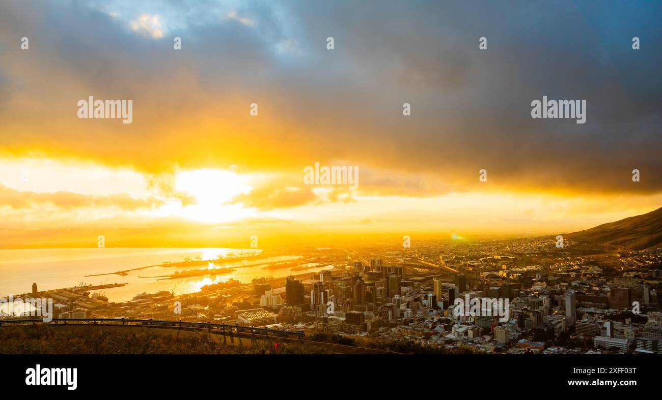 Kapstadt, Südafrika - 10. April 2024: Erhöhter Blick auf den Hafen von Kapstadt und das zentrale Geschäftsviertel bei Sonnenaufgang Stockfoto