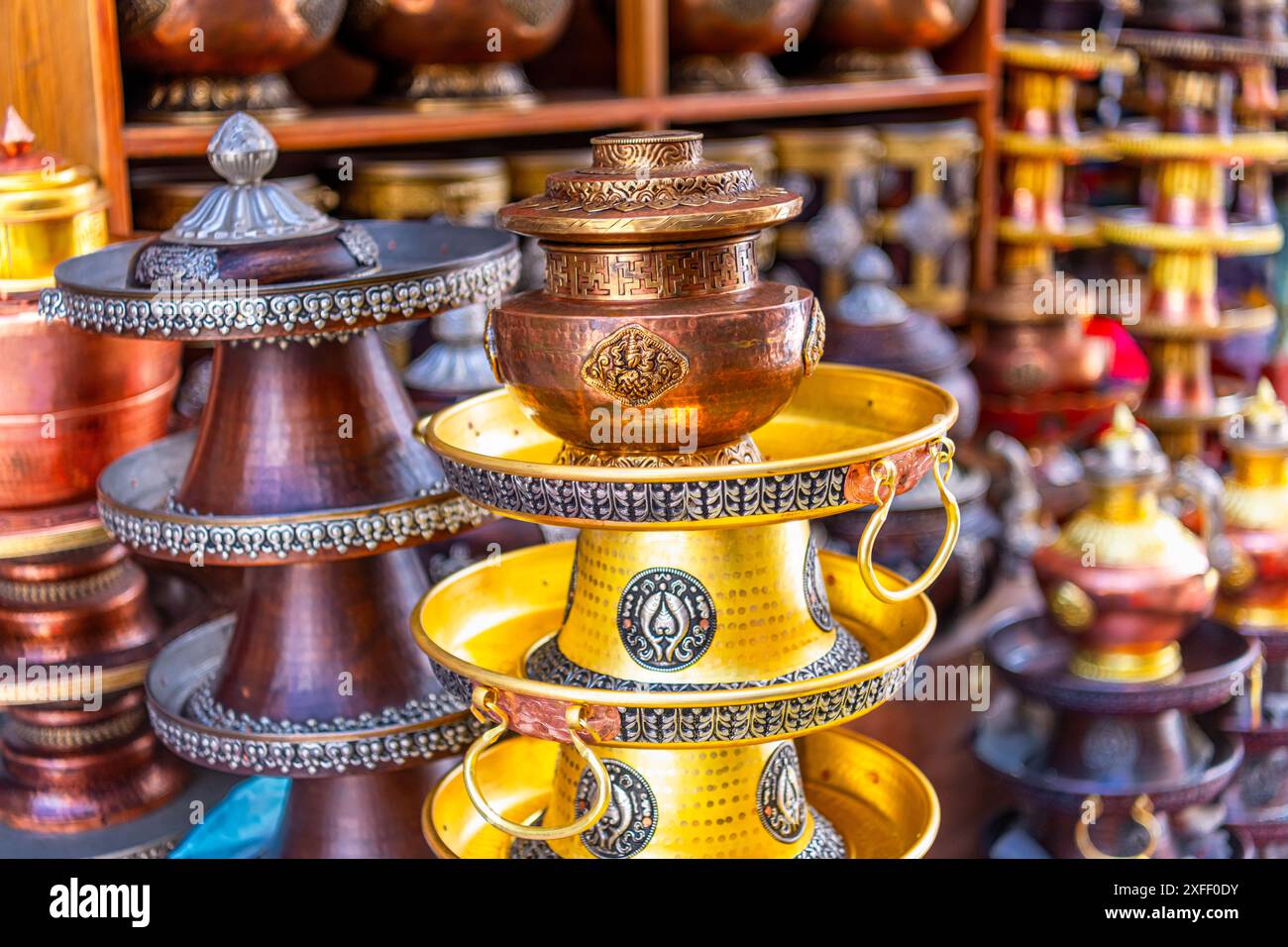 Teekannen aus Bronze, Waren hängen, verkaufen auf dem tibetischen Markt, Lhasa, Tibet. Hintergrund Aus China Stockfoto