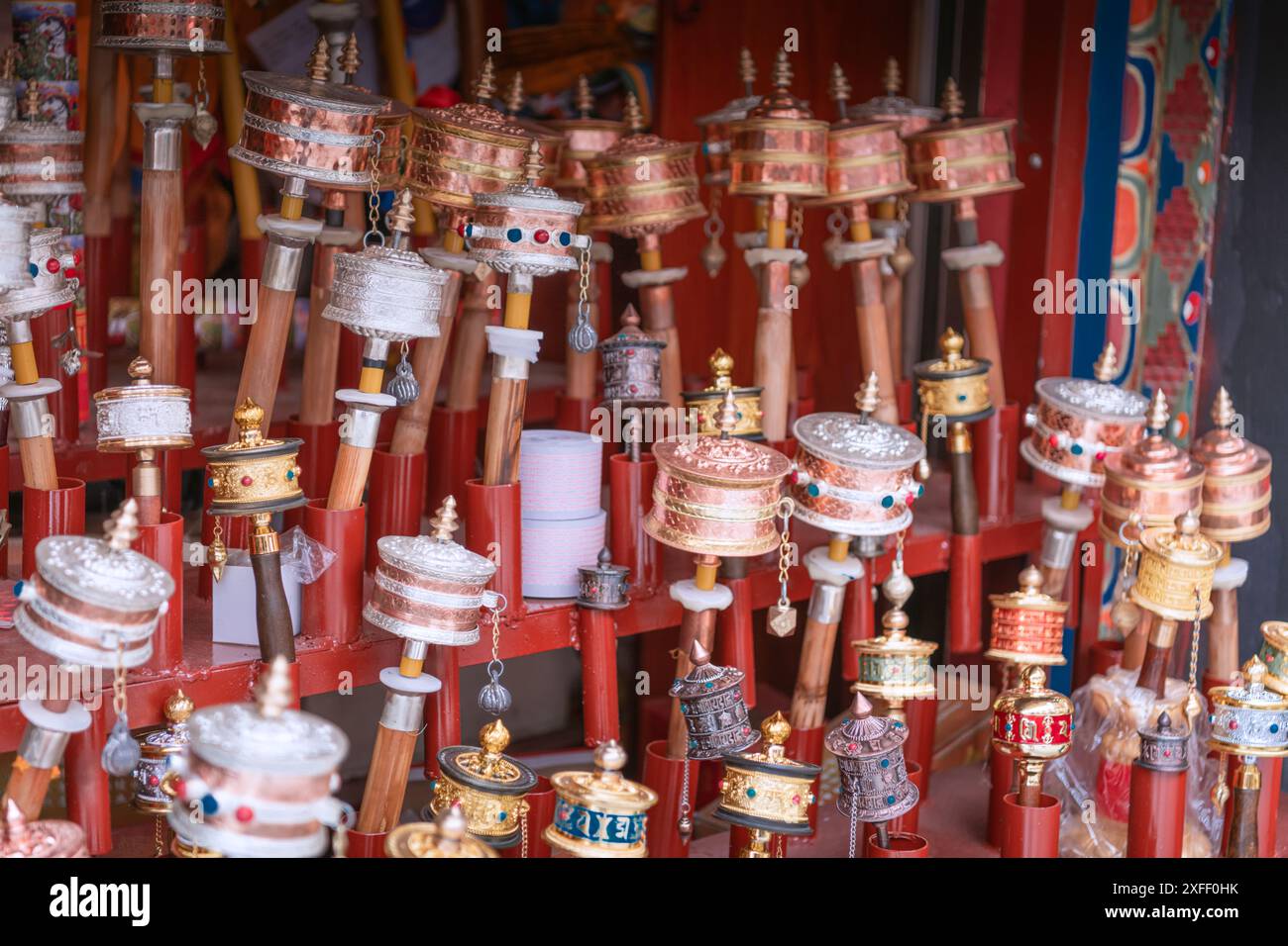 Gebetsmühle auf dem Flohmarkt in Lhasa, Tibet. Lhasa ist eine Stadt auf Präfektur-Ebene, eine der wichtigsten Verwaltungsbezirke Tibets. Stockfoto