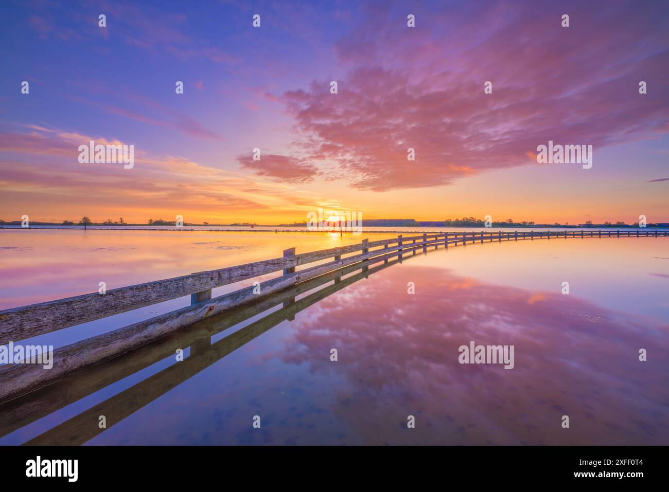 Ein spektakulärer Sonnenuntergang am Veerse Meer in den Niederlanden mit lebhaften Farben und einer wunderschönen Reflexion auf dem Wasser. Ein wunderschönes Wow-Bild Stockfoto