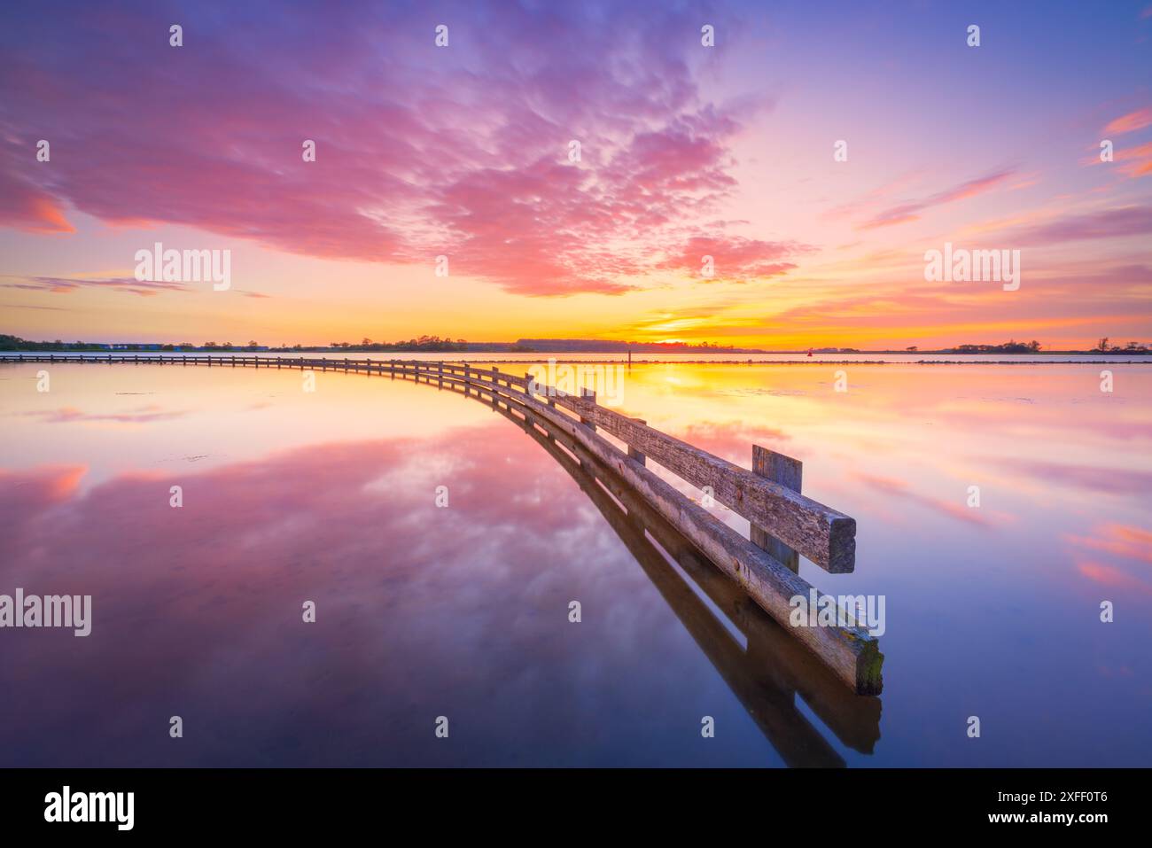 Ein spektakulärer Sonnenuntergang am Veerse Meer in den Niederlanden mit lebhaften Farben und einer wunderschönen Reflexion auf dem Wasser. Ein wunderschönes Wow-Bild Stockfoto