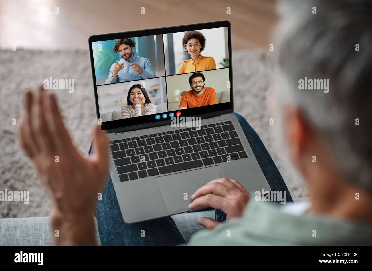 Älterer Mann, der an einem Gruppen-Video-Chat auf Laptop teilnimmt Stockfoto