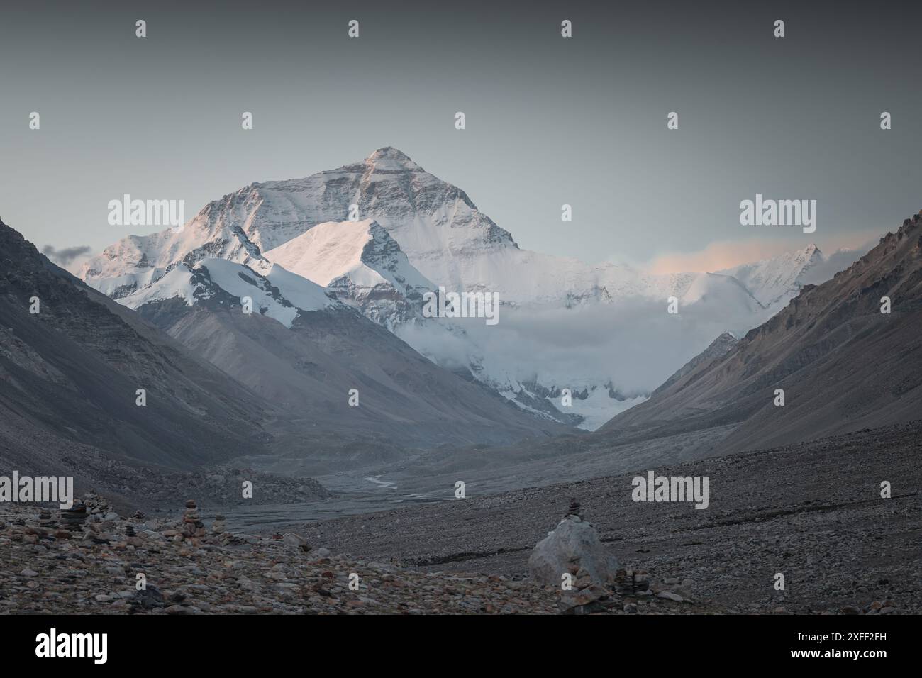 Mount Everest früh am Morgen vom Basislager in Tibet auf 5200 m Höhe Stockfoto