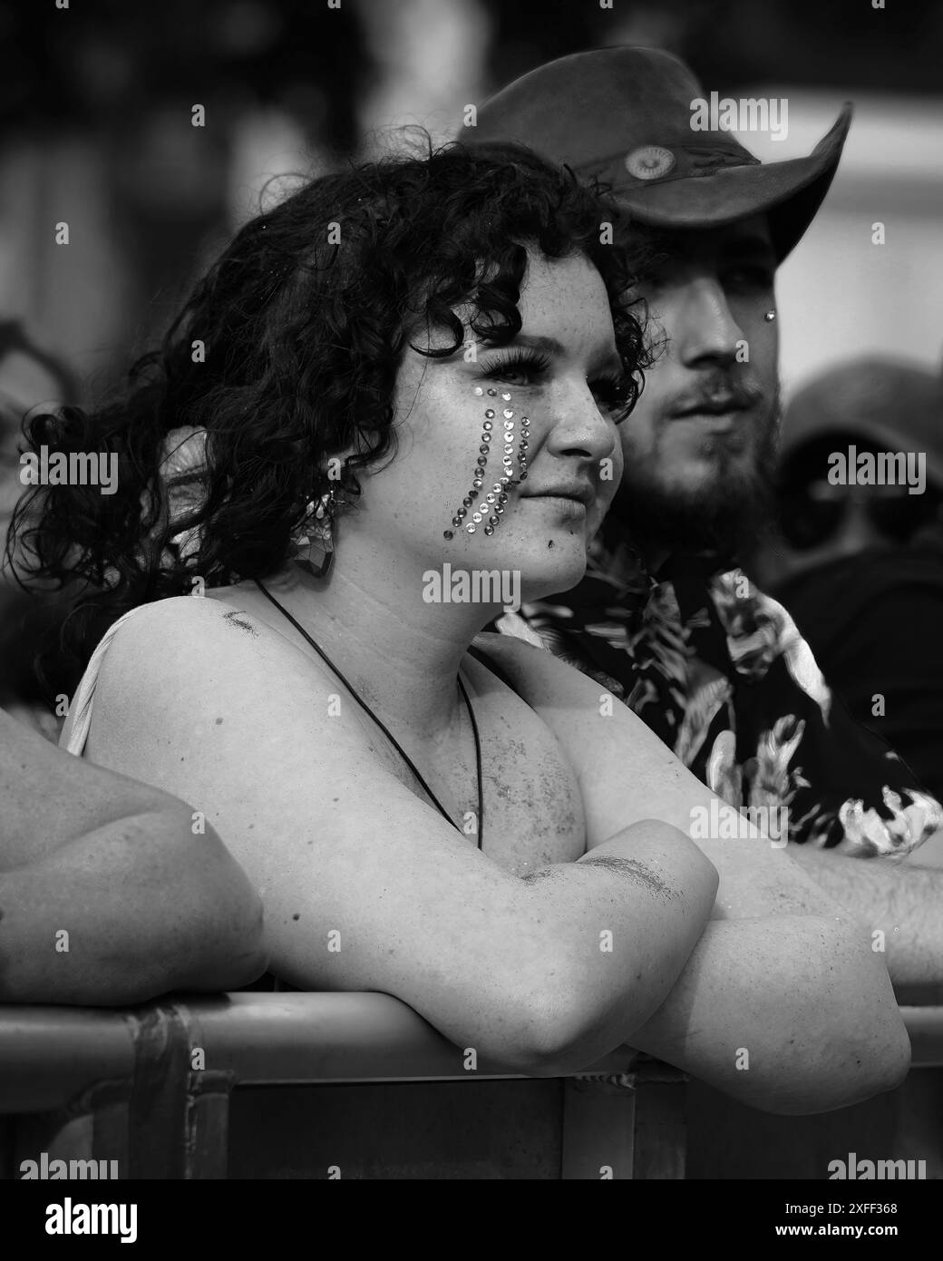 Young Woman With Red Hair, Spectator genießt Live-Show im Trafalgar Square LGBTQ+ Pride in London 2024 Celebration, Central London, Großbritannien Stockfoto