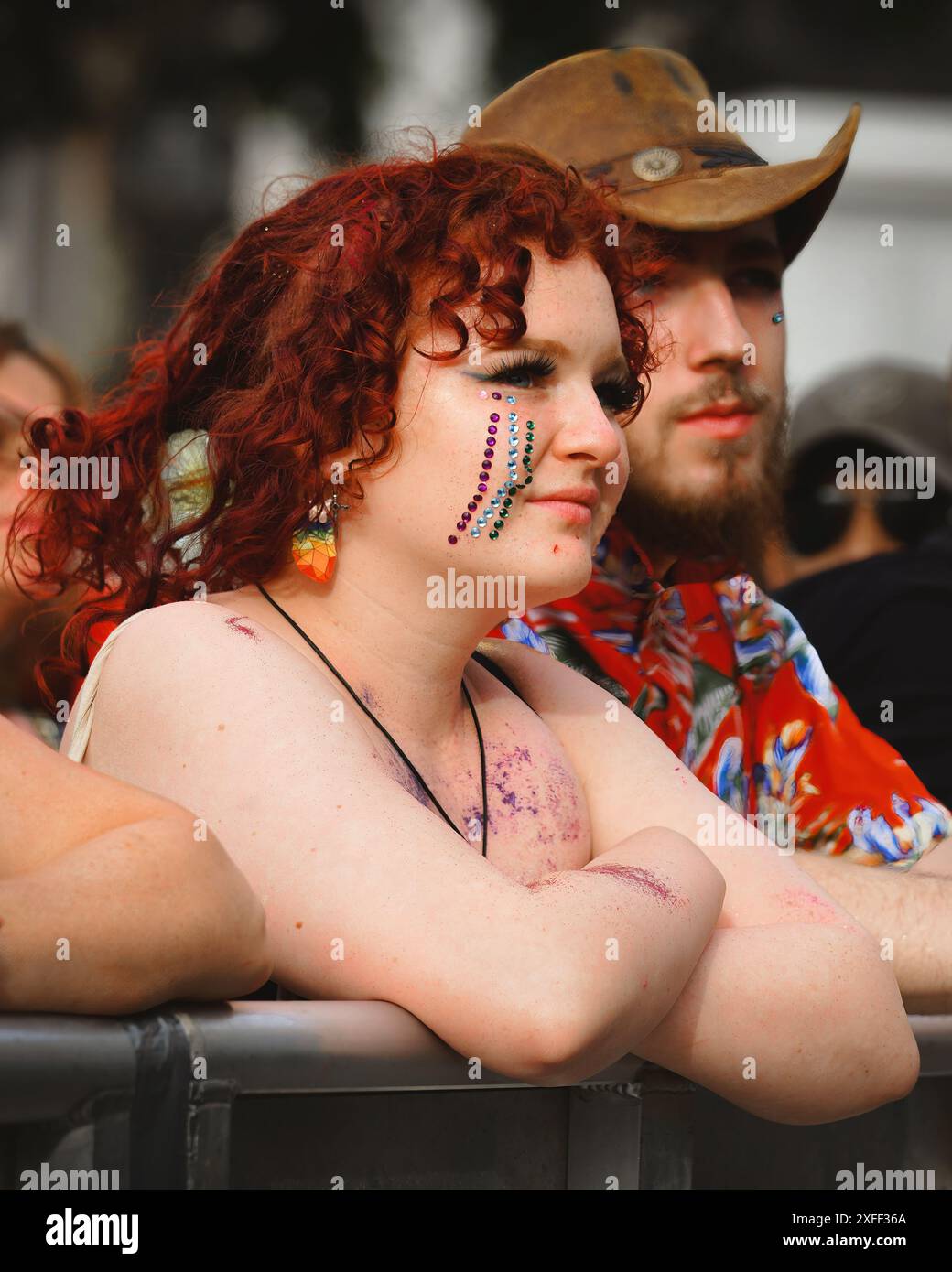 Young Woman With Red Hair, Spectator genießt Live-Show im Trafalgar Square LGBTQ+ Pride in London 2024 Celebration, Central London, Großbritannien Stockfoto