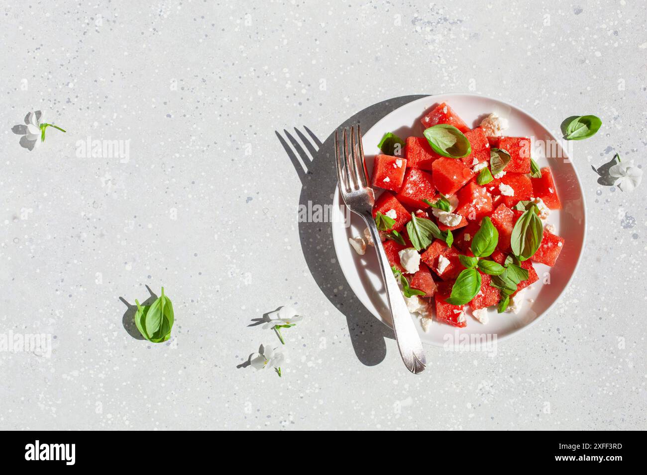 Wassermelone Salat mit Feta-Käse und Basilikum. Gesundes Sommerdessert Stockfoto