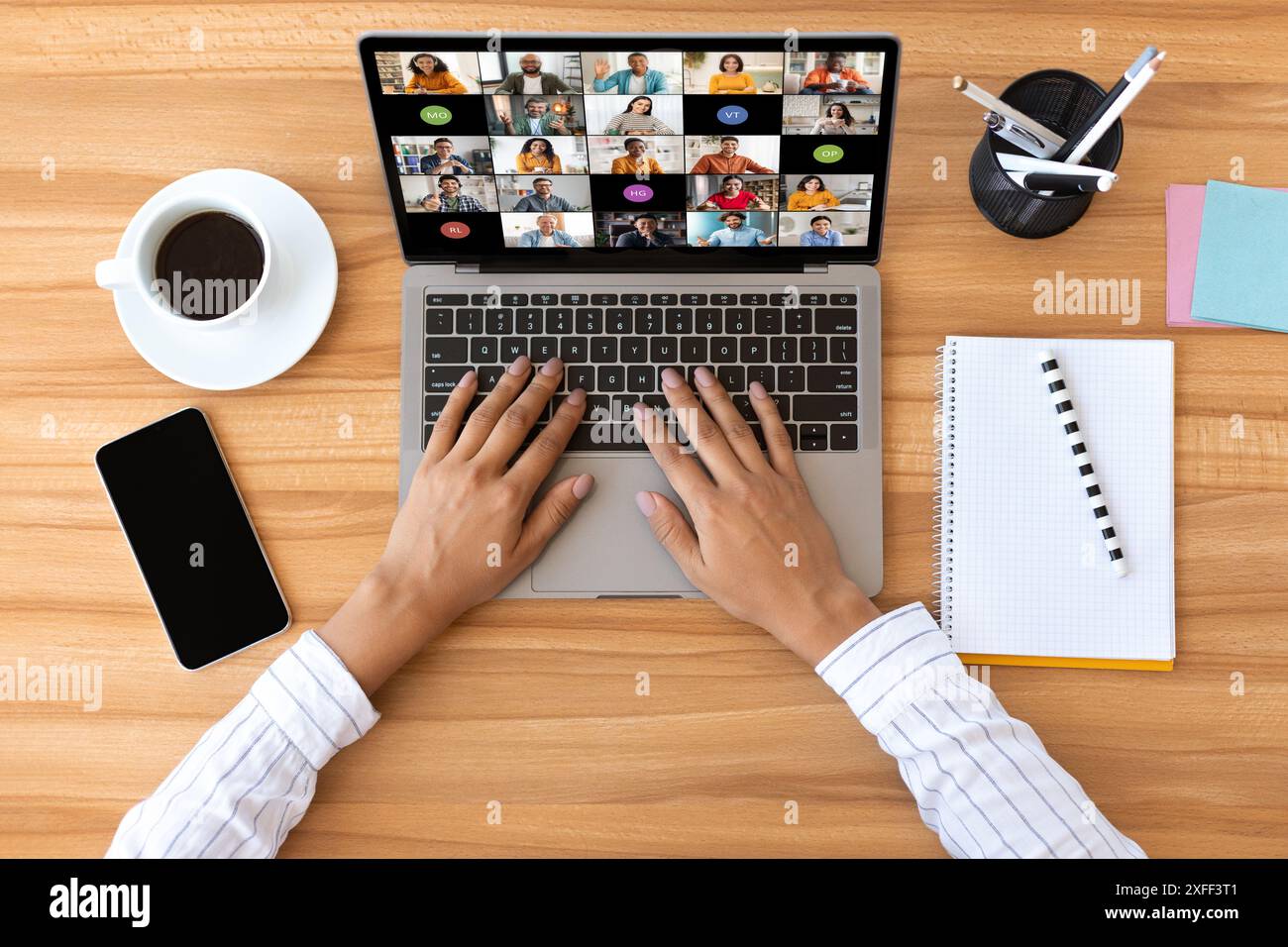 Person, die Laptop für Videokonferenzmeetings an einem Schreibtisch verwendet Stockfoto