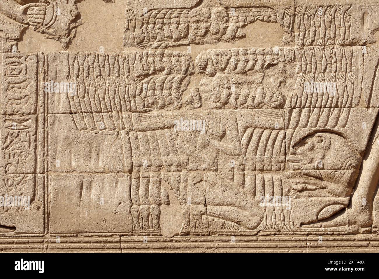 Außenwände am Tempel von Khnum in Esna, Ägypten Stockfoto