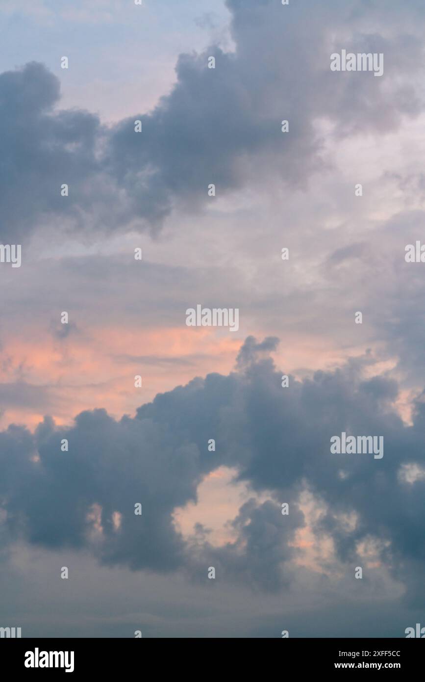 Wunderschöner Sonnenuntergangshimmel. Wolken bei Sonnenuntergang. Große rosa Wolken, Panoramablick Stockfoto
