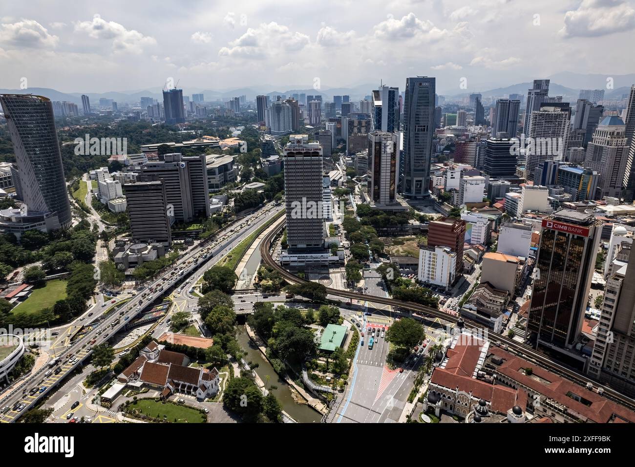 Ein Blick aus der Vogelperspektive auf Wolkenkratzer und Straßen im Zentrum von Kuala Lumpur, Malaysia Stockfoto